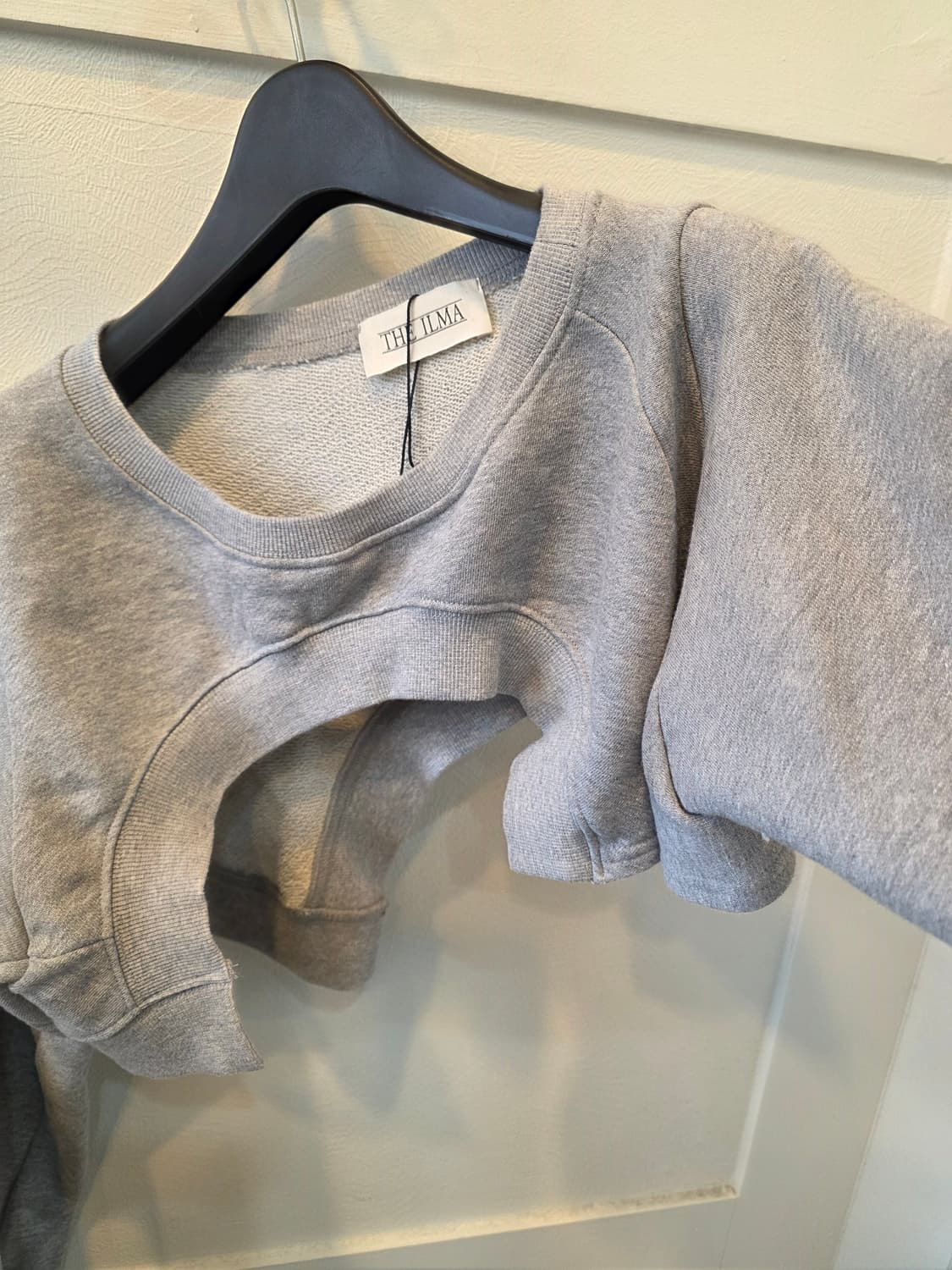 THE ILMA 컷아웃 슈퍼 크롭 맨투맨 그레이 상품이미지4