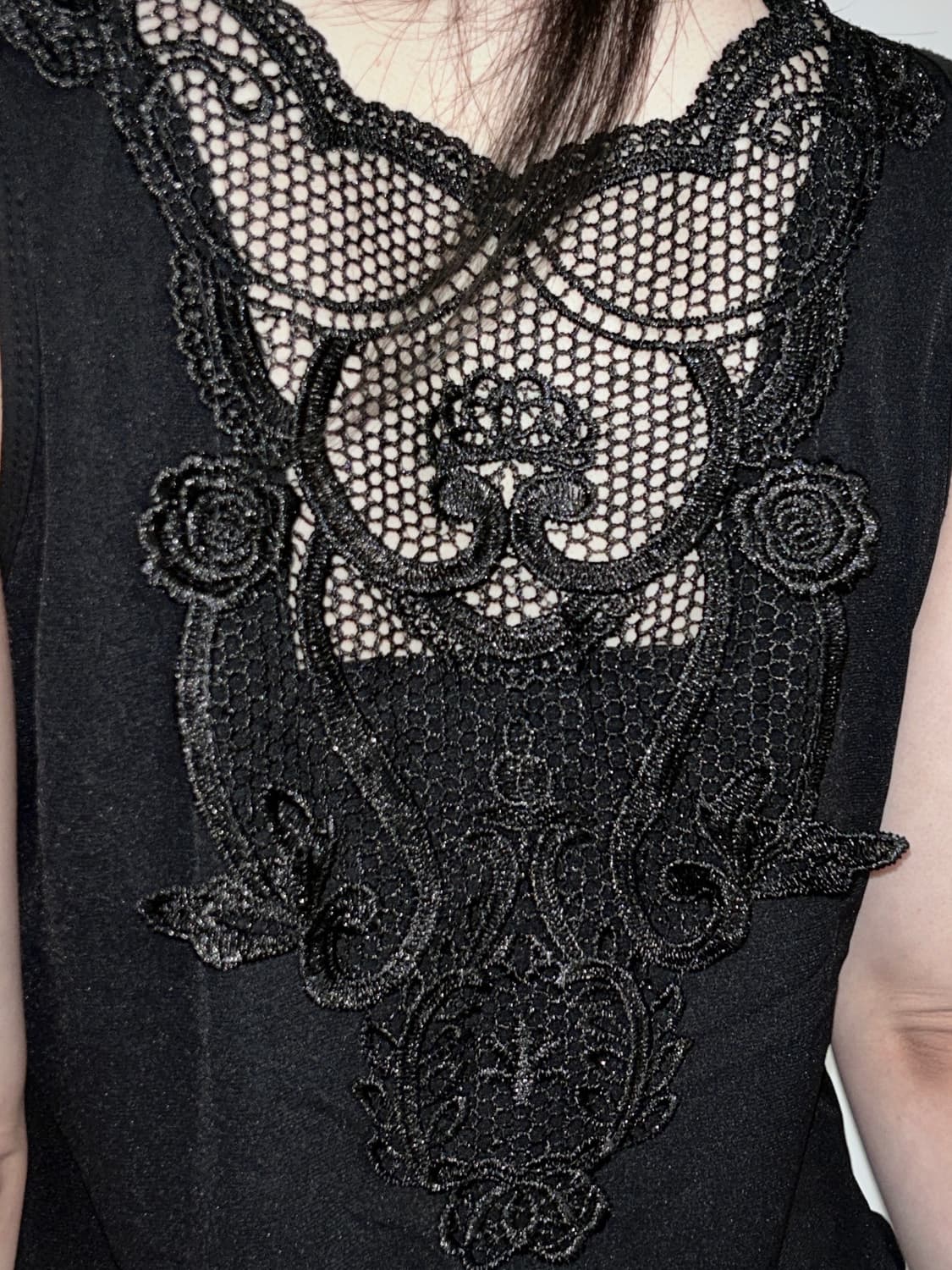 체인 넥 글리터 백 레이스 슬리브리스 상품이미지4