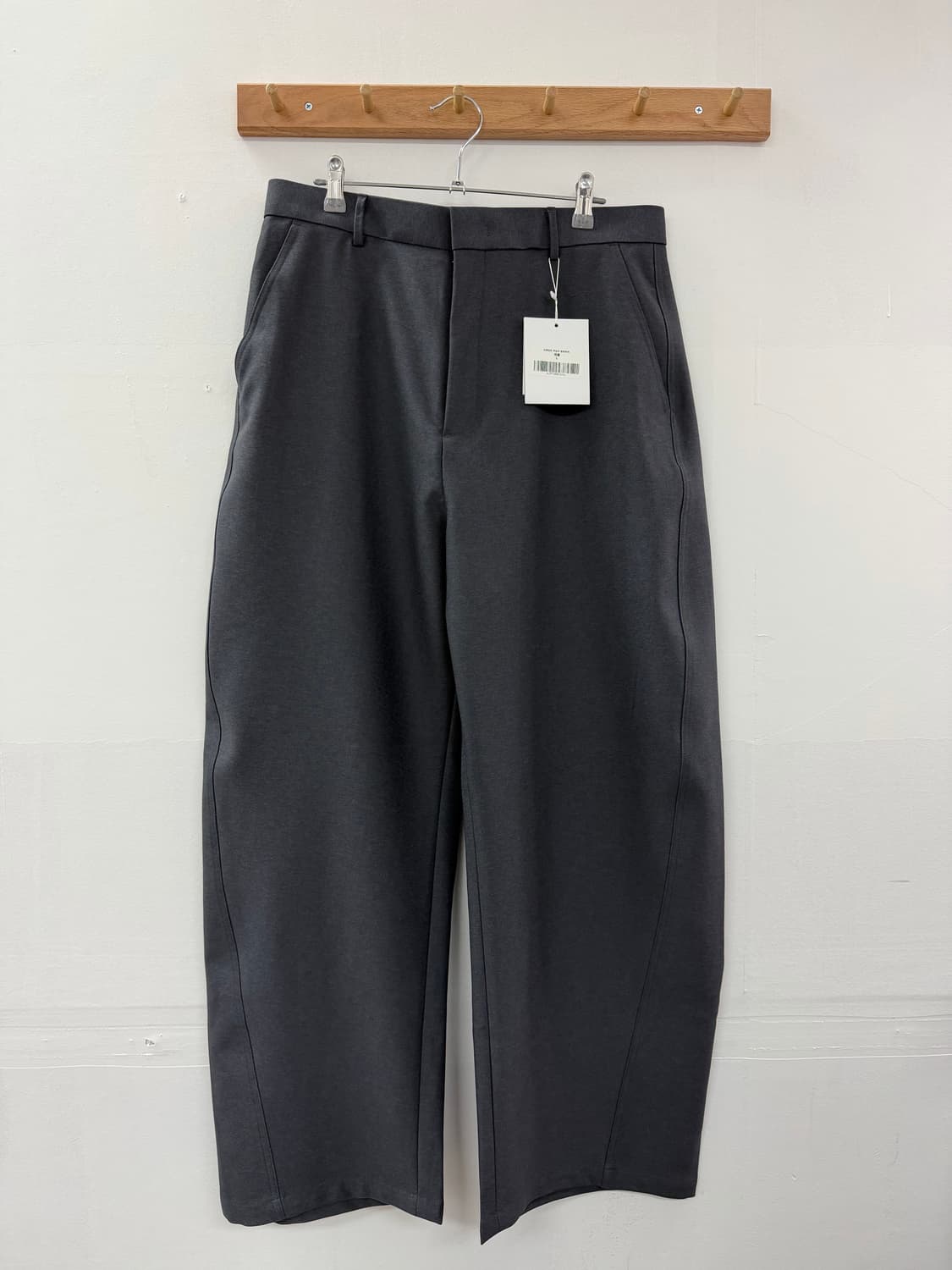 주앙옴므 리파인드 커브드 트라우저 차콜 상품이미지1
