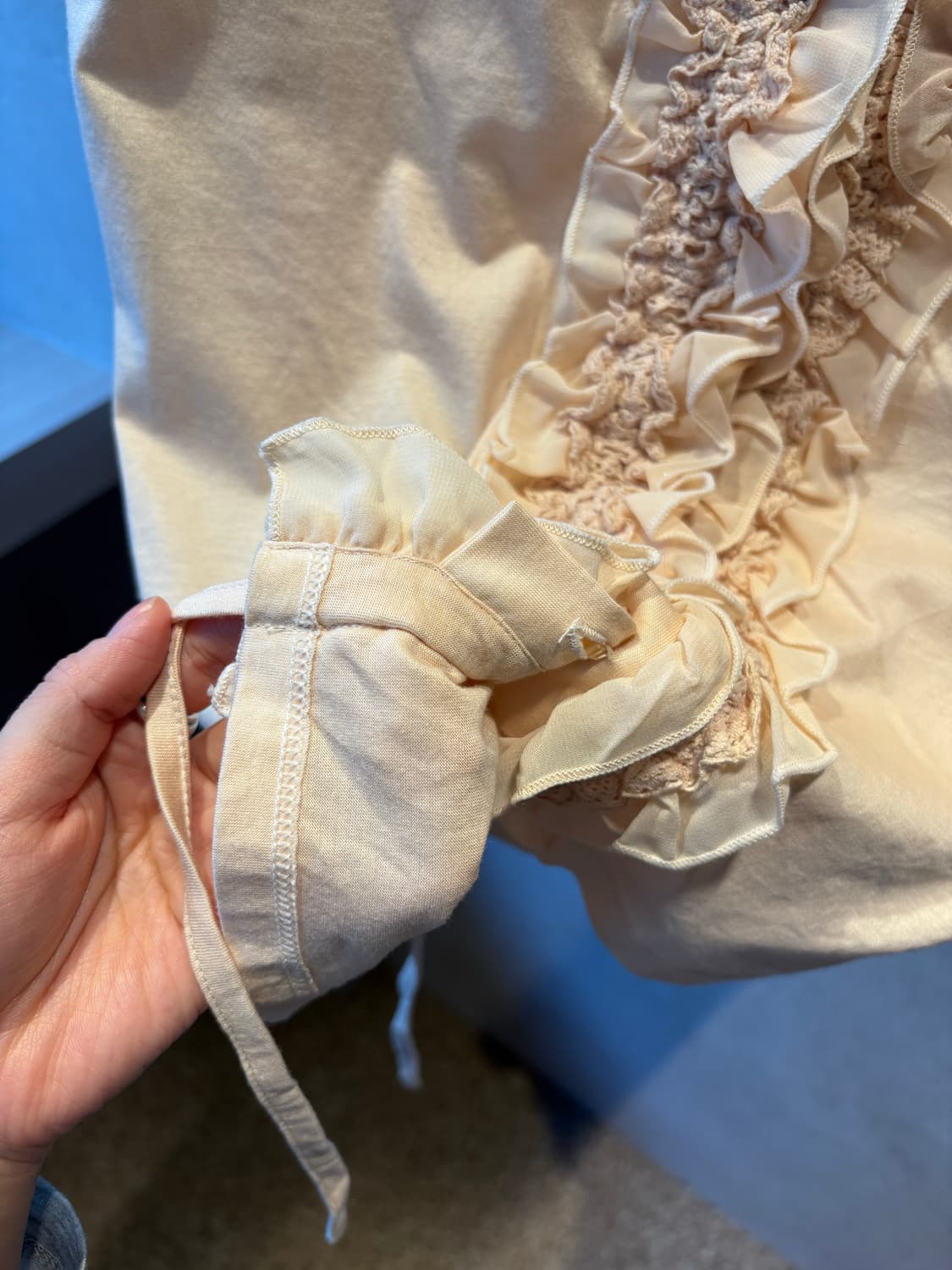 Cream Ruffle Muse Tee 상품이미지3