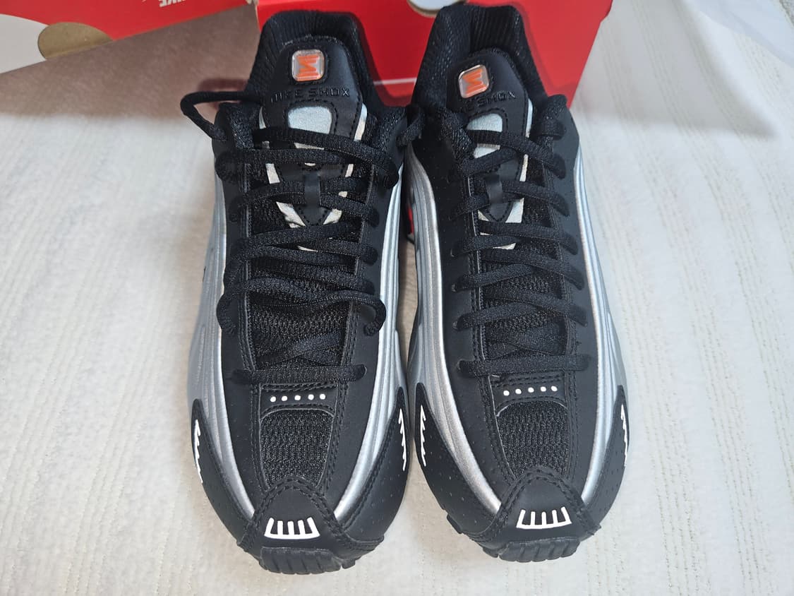 나이키 샥스 r4 블랙 앤 메탈릭 실버 245 상품이미지8