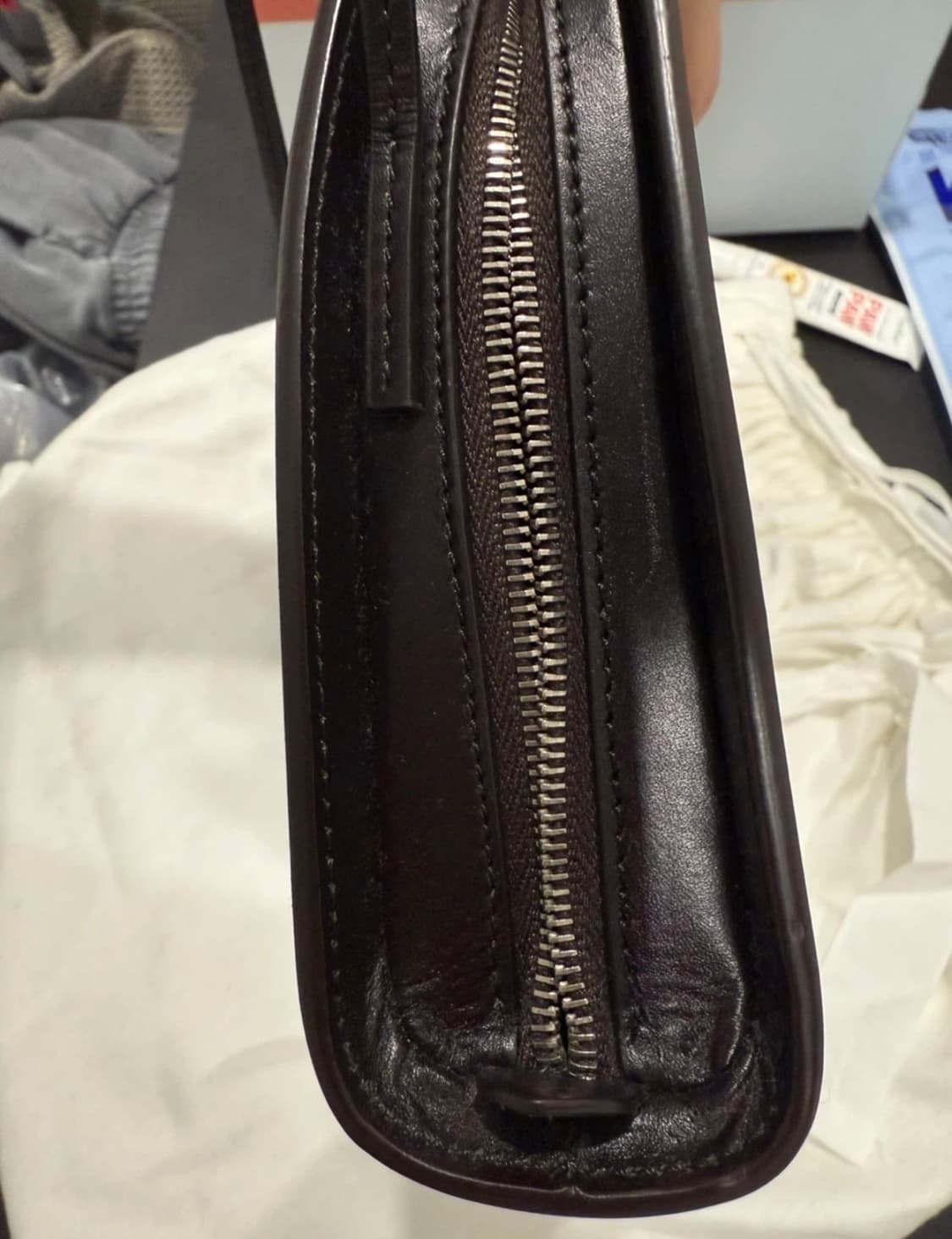 더로우 달리아 바게트 백 다크브라운 The row 상품이미지6