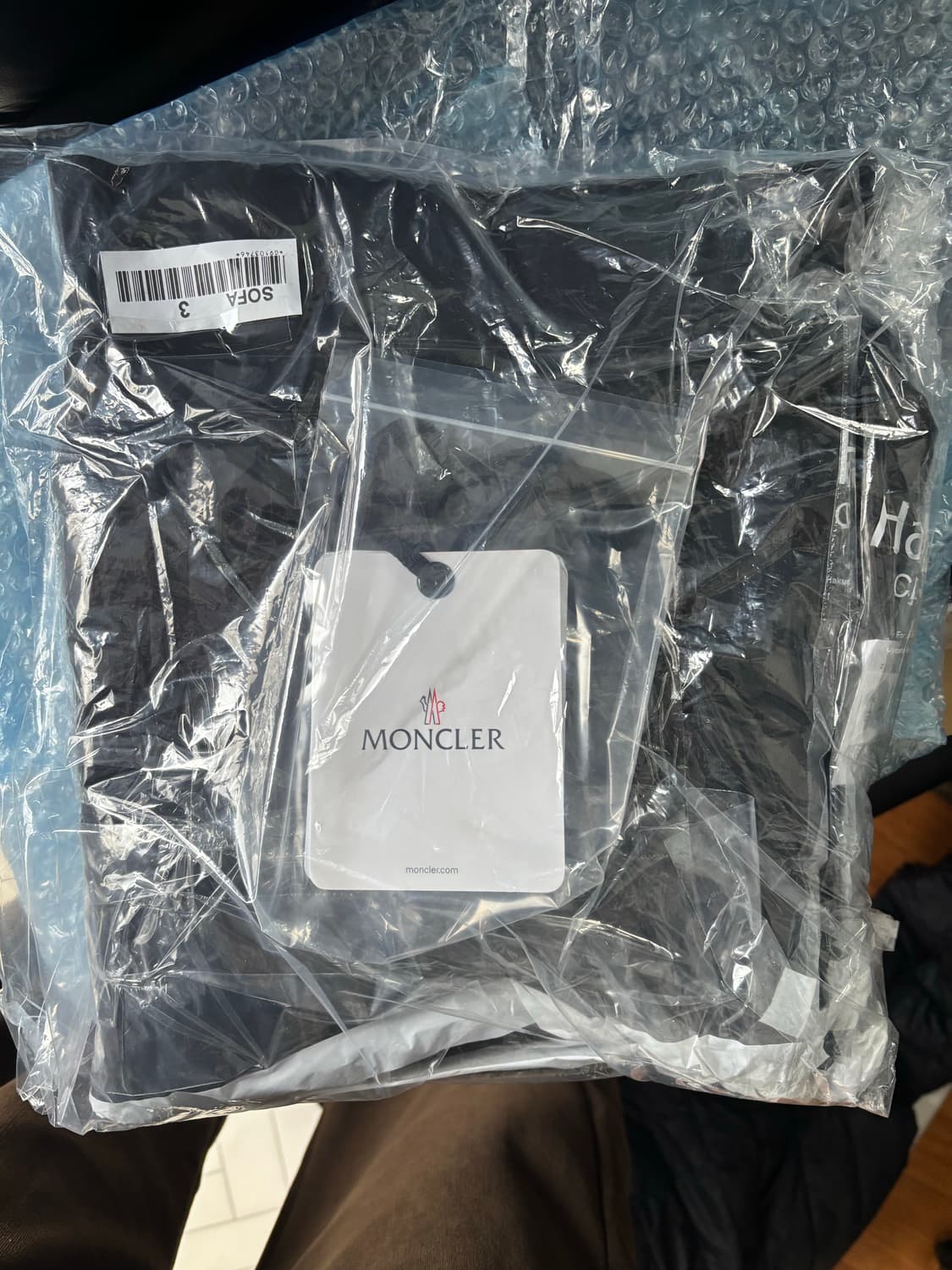 몽클레어 22FW 남성 로고 패치 맨투맨 상품이미지2