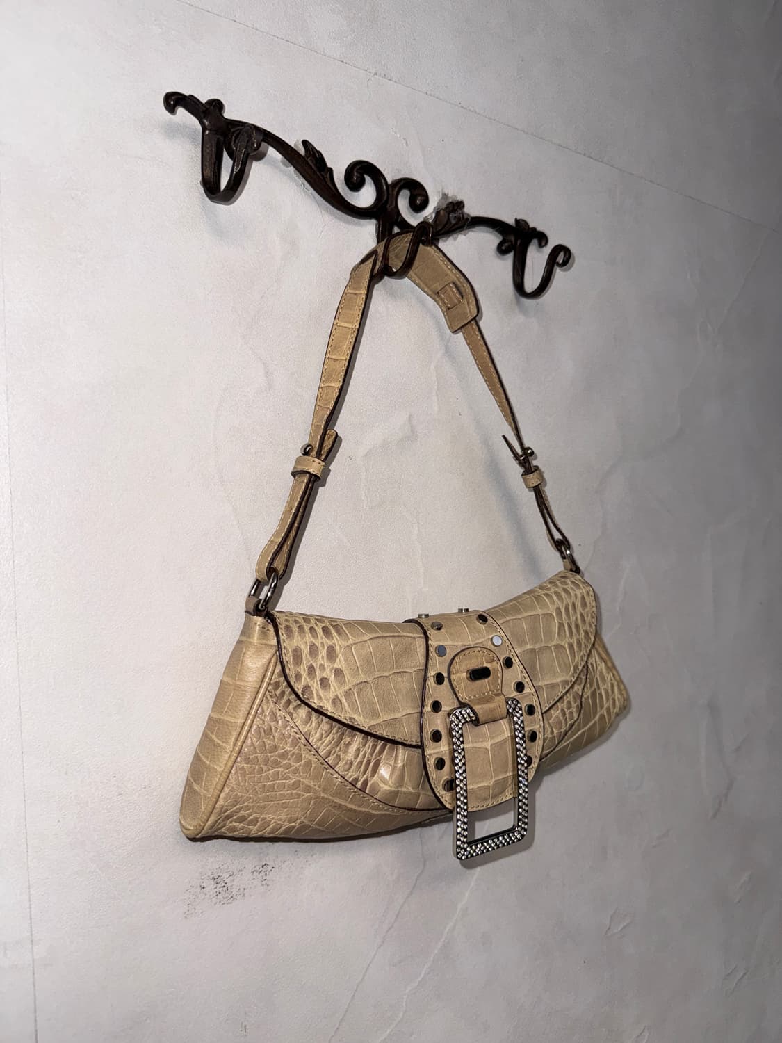 Guess beige python cubic buckle 숄더백 상품이미지2