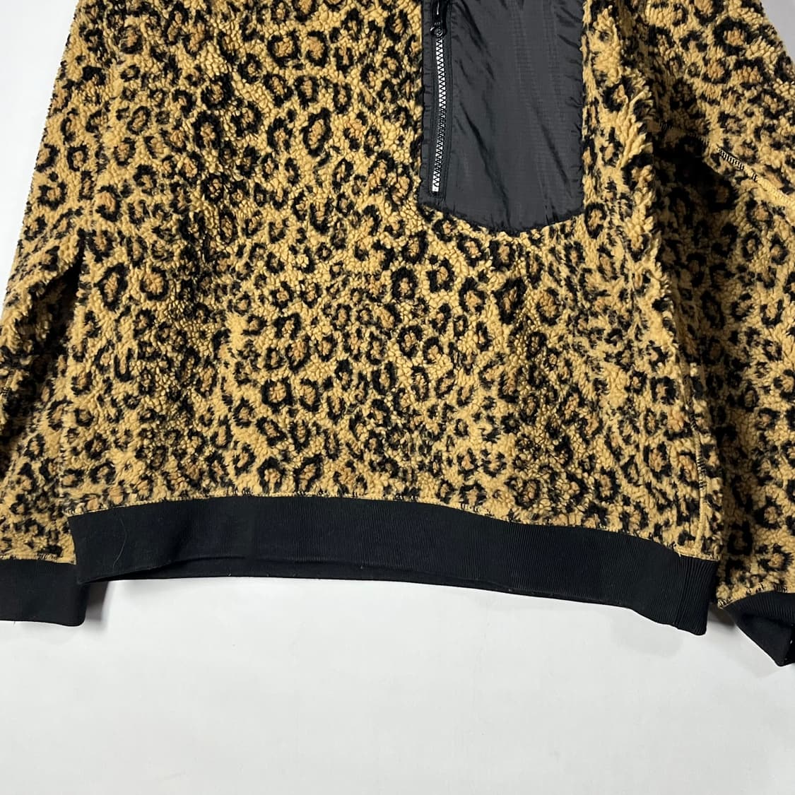 [BEAMS HEART] 빔즈하트 레오파드 플리스 포켓 맨투맨 상품이미지4