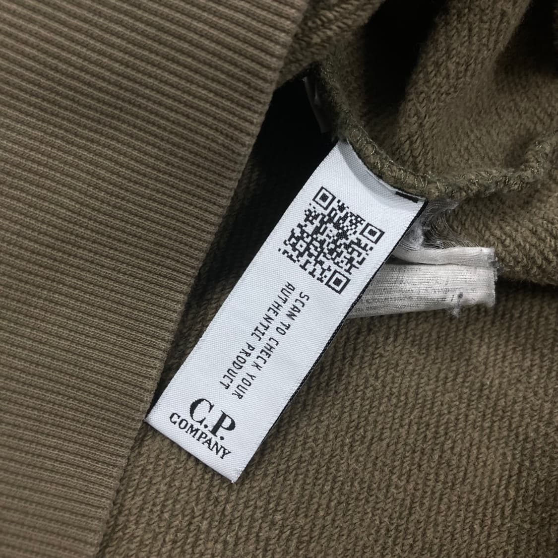 CP컴퍼니 카키 컬러 스펠아웃 빅로고 맨투맨 상품이미지4