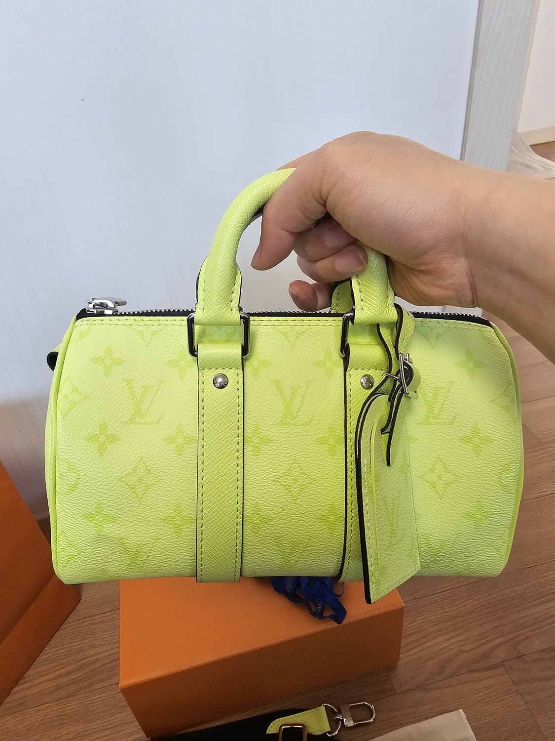 루이비통 타이가 키폴25 반둘리에 레몬형광 신형 26ss 상품이미지5