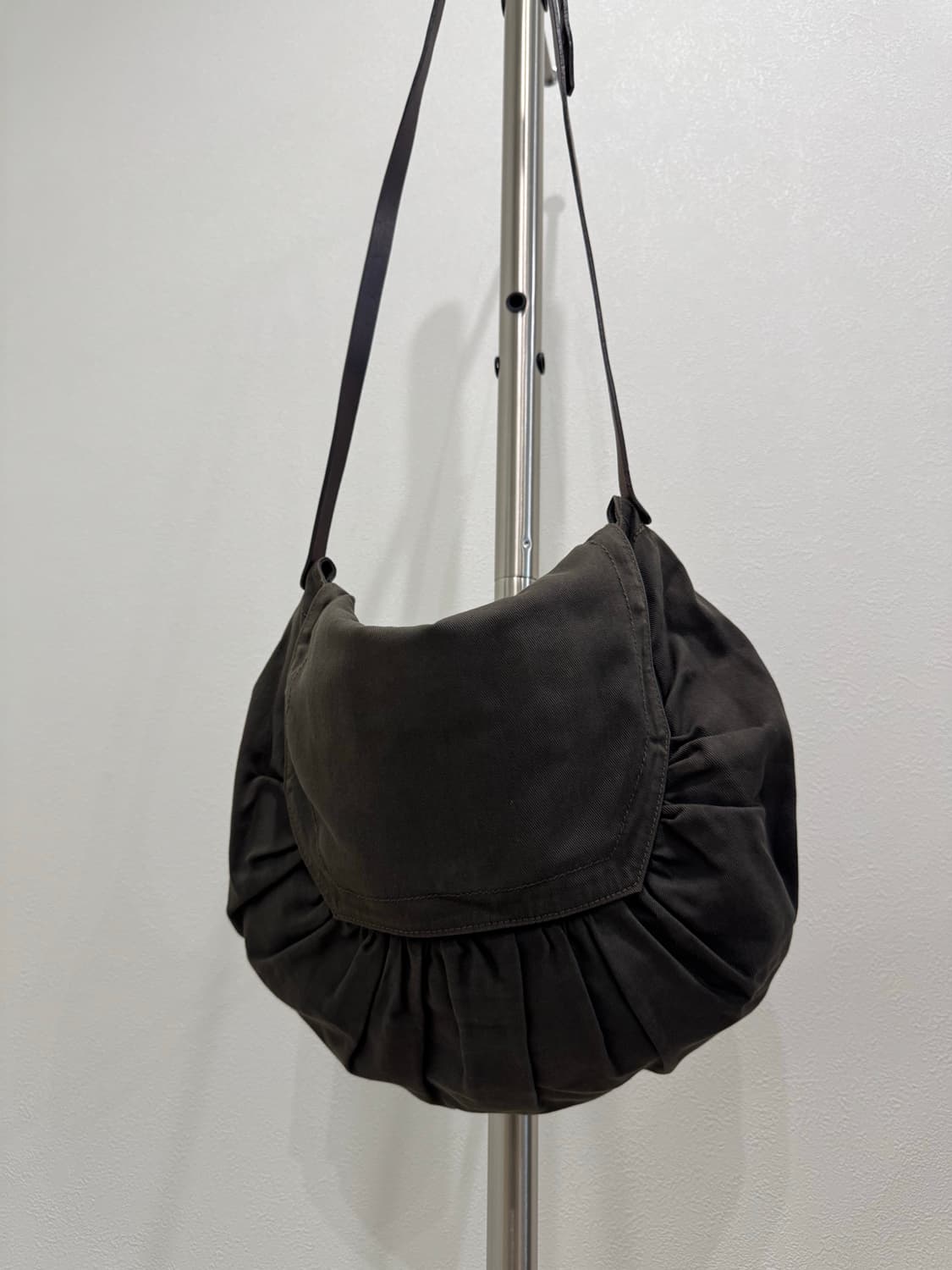 드리스반노튼 루나 폴드 숄더백 상품이미지2