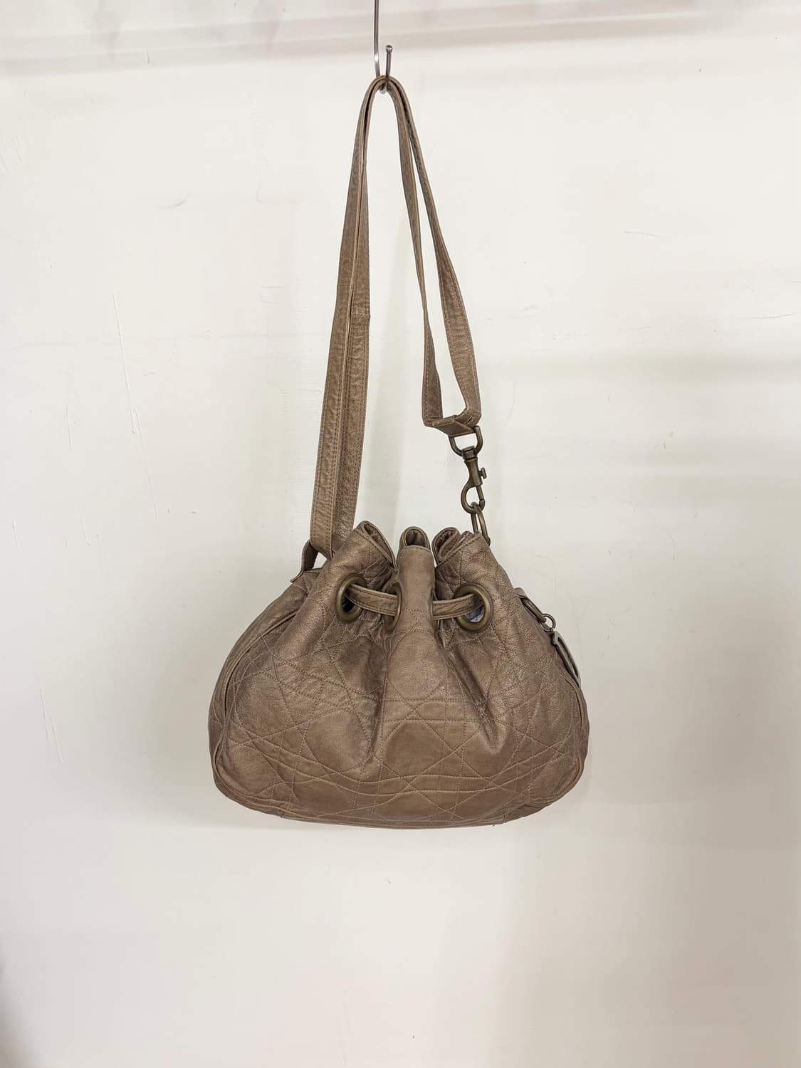 크리스찬 디올 브라운 까나쥬 램스킨 드로스트링 버킷백  상품이미지2