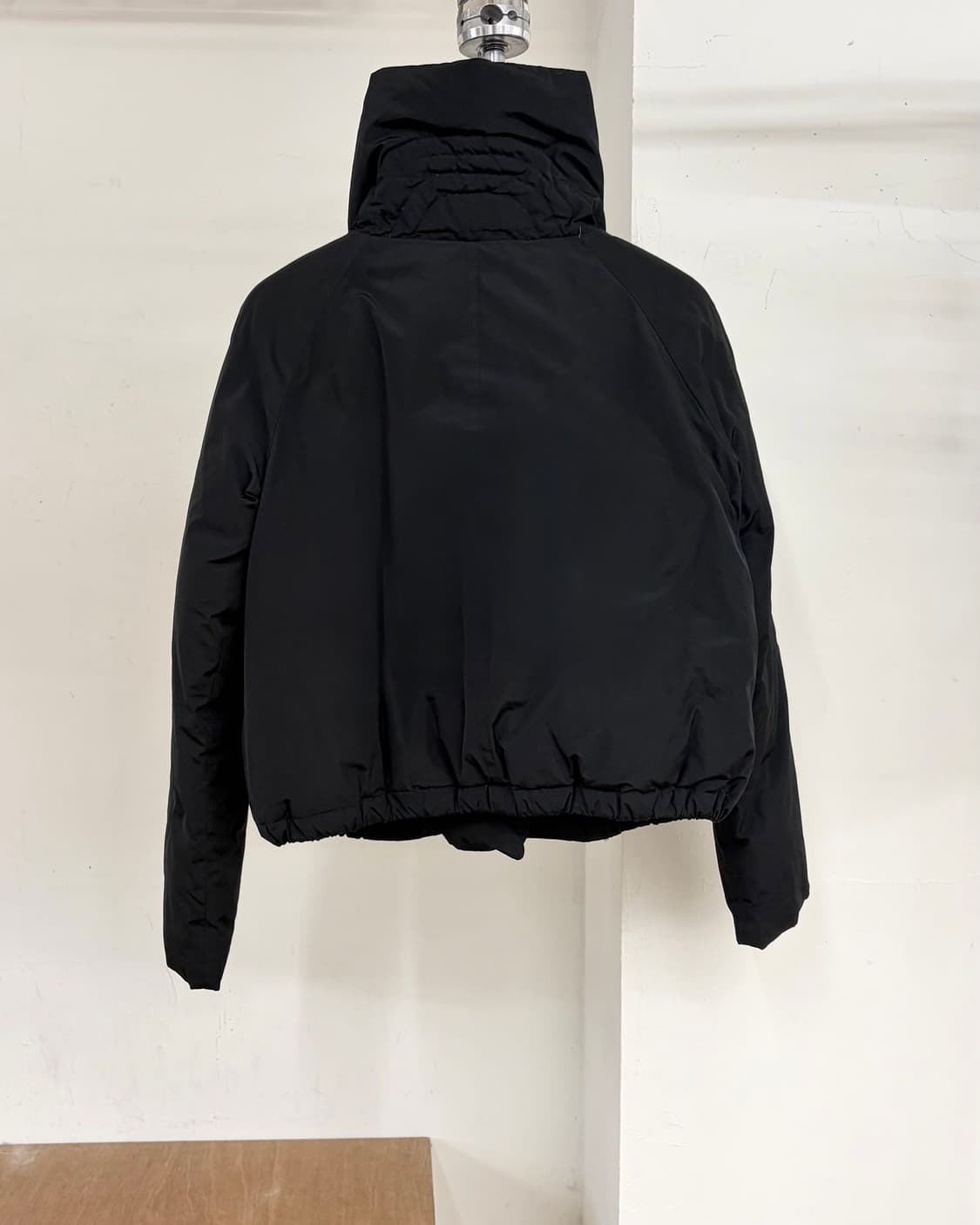 띠어리 블랙 크롭 오리털 푸퍼 자켓  상품이미지6