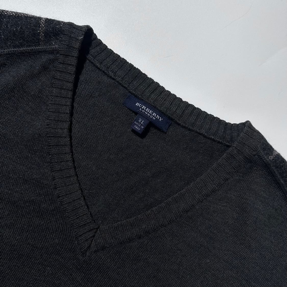 버버리 체크 숄더 메리노울 V넥 니트 상품이미지4