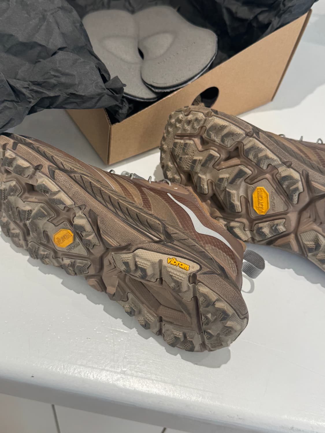 HOKA x SATISFY Mafate Trail 여성 황금사이즈 225 상품이미지3