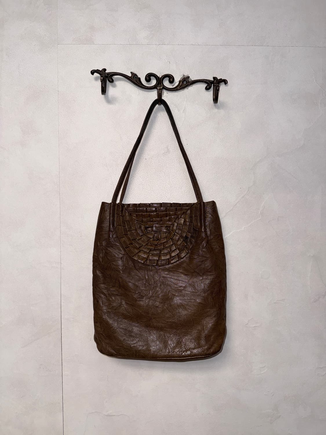 Brown ethnic leather shoulder bag 상품이미지1