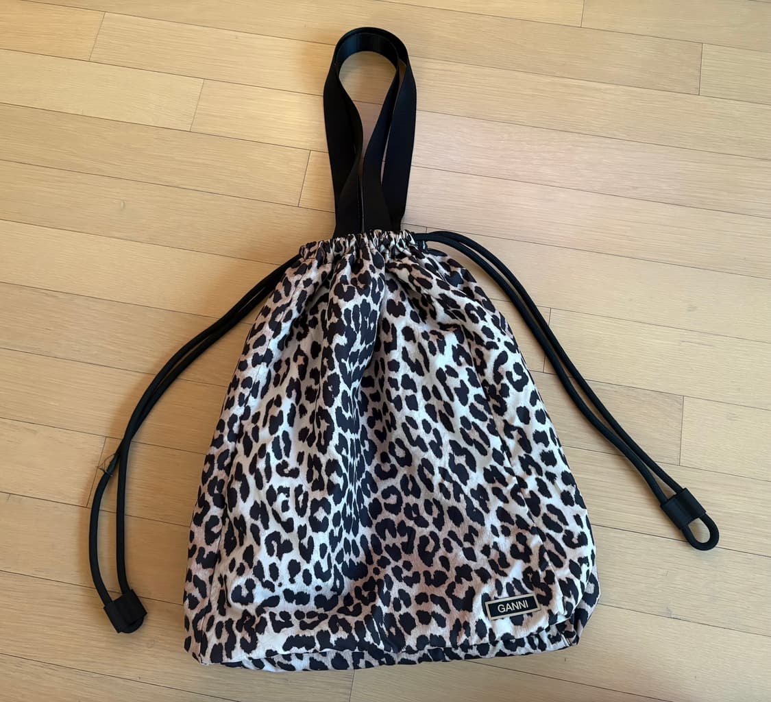 Ganni 가니 테크 패브릭 레오파드 토트 가방 상품이미지2