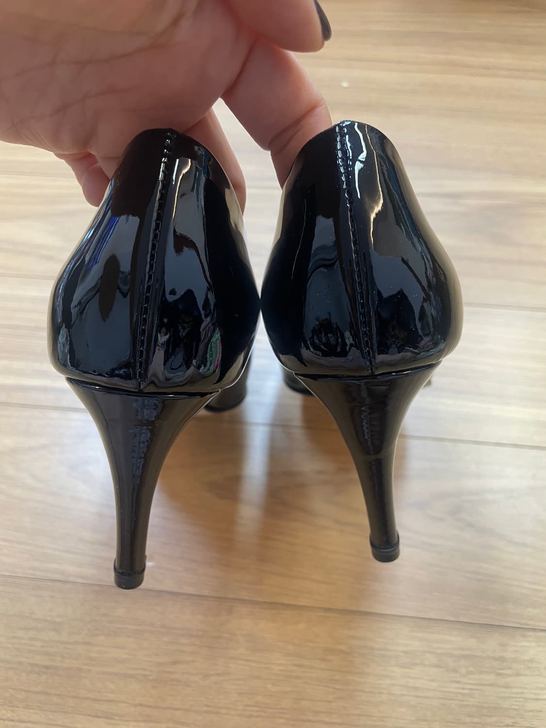 슈콤마보니 애나멜 블랙힐 220mm 팝니다. 세련된 디자인에, 블랙 색상 상품이미지2