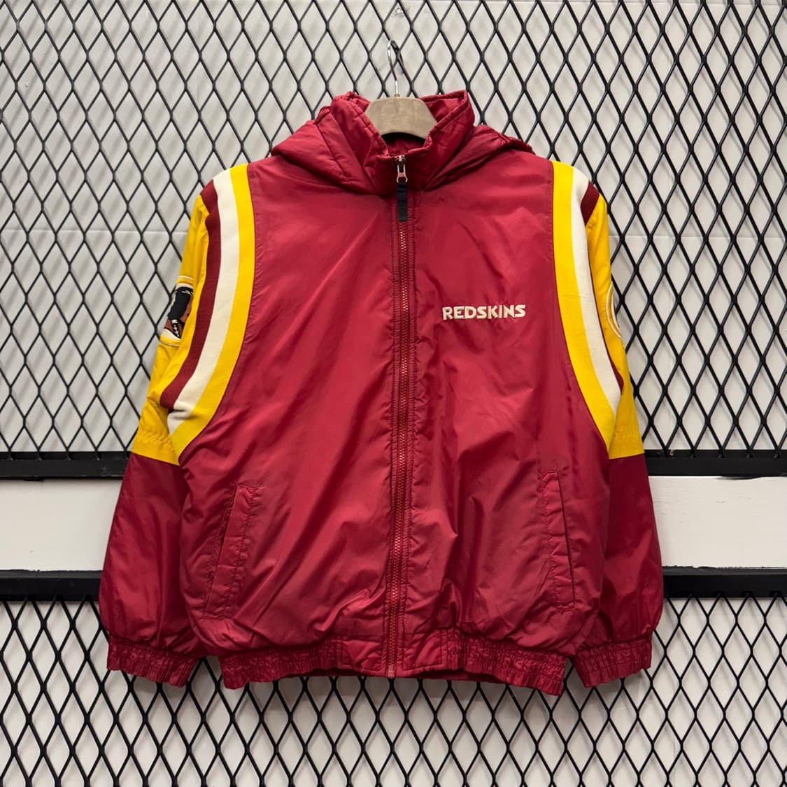 90s NFL X 워싱턴 레드스킨스 크롭 후드 점퍼 버건디 옐로 배색 상품이미지1