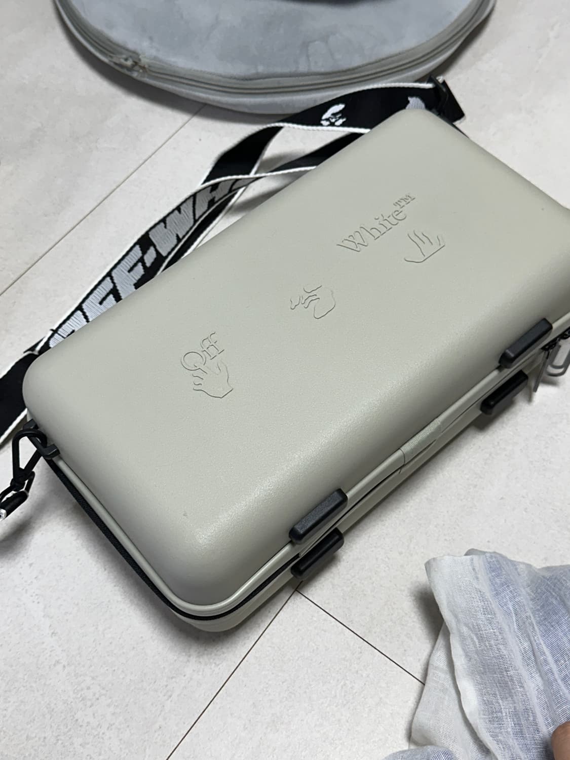 오프화이트 아모레 프로텍션 박스 상품이미지1