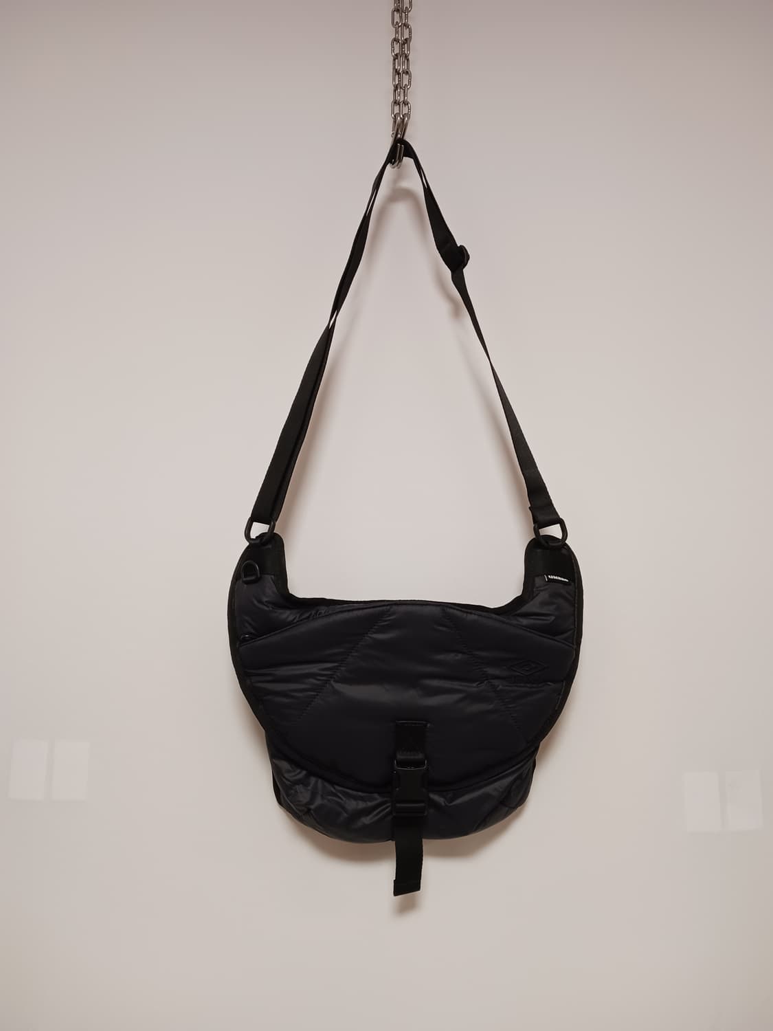 엄브로 패딩 슬링백 상품이미지1