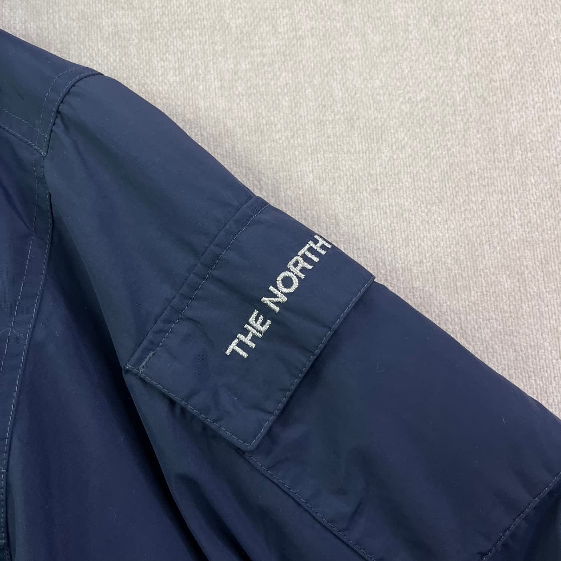 100 노스페이스 사이드로고 네이비 600 덕다운 패딩 상품이미지4