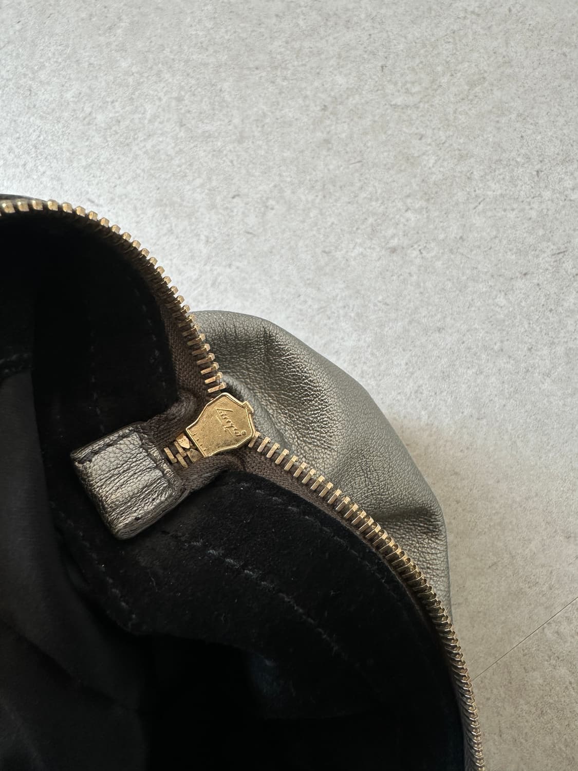 생로랑 다운타운 실버 레더 백 상품이미지9