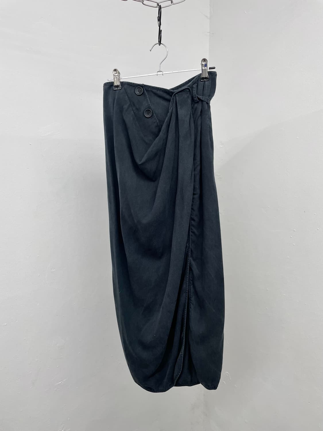 아방가르드 버튼 핀턱 스트랩 롱 스커트 상품이미지4