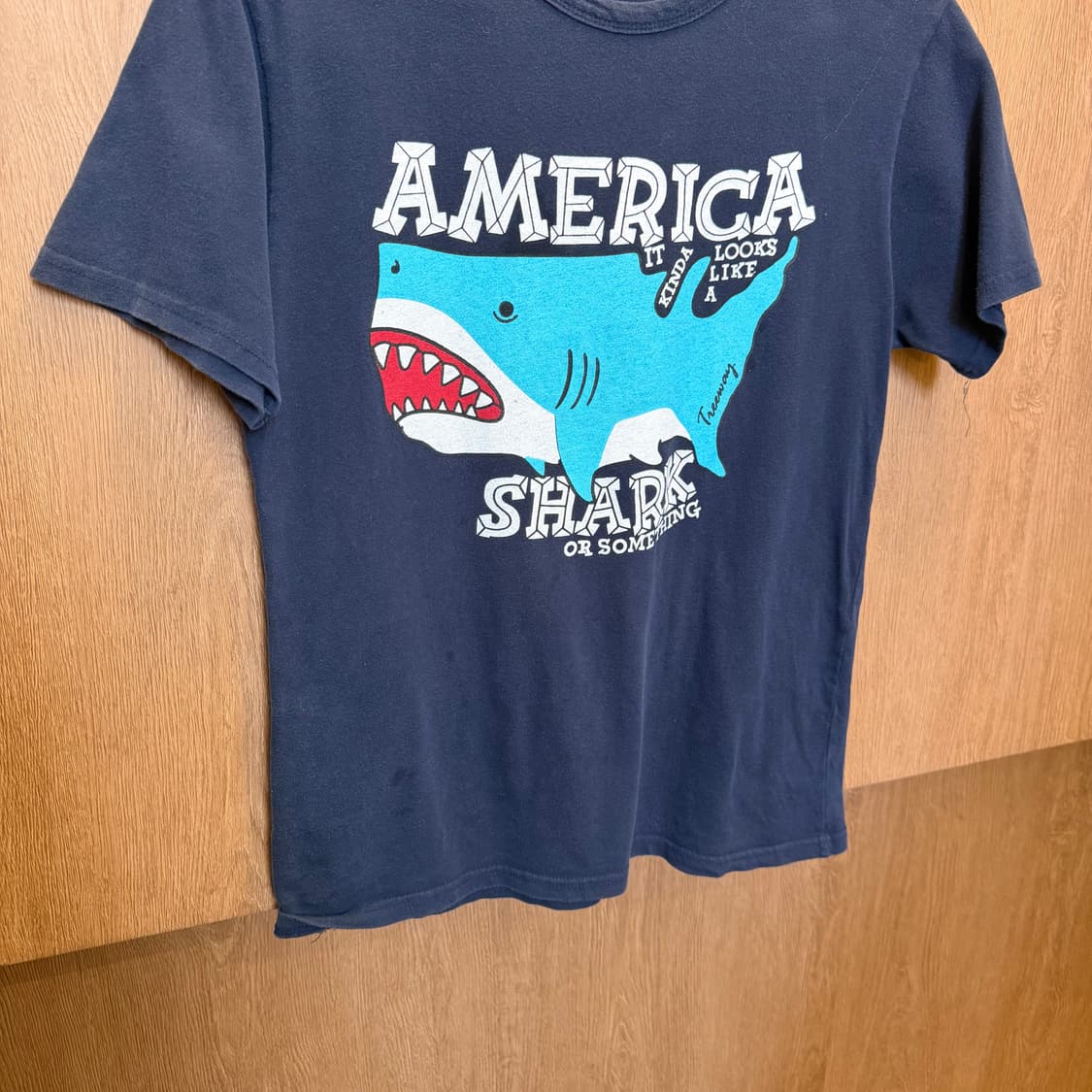 빈티지 라운드넥 반팔 티셔츠 샤크 그래픽 프린팅 디테일 네이비 상품이미지4