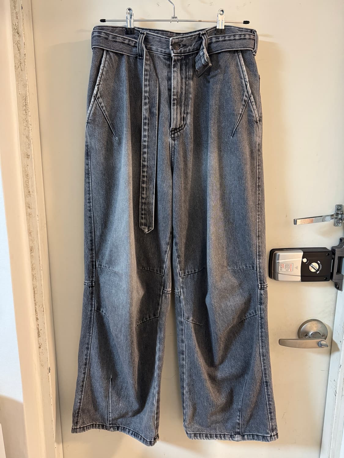 해칭룸 X 디키즈 Belted Snow Jeans Washed Black 상품이미지1