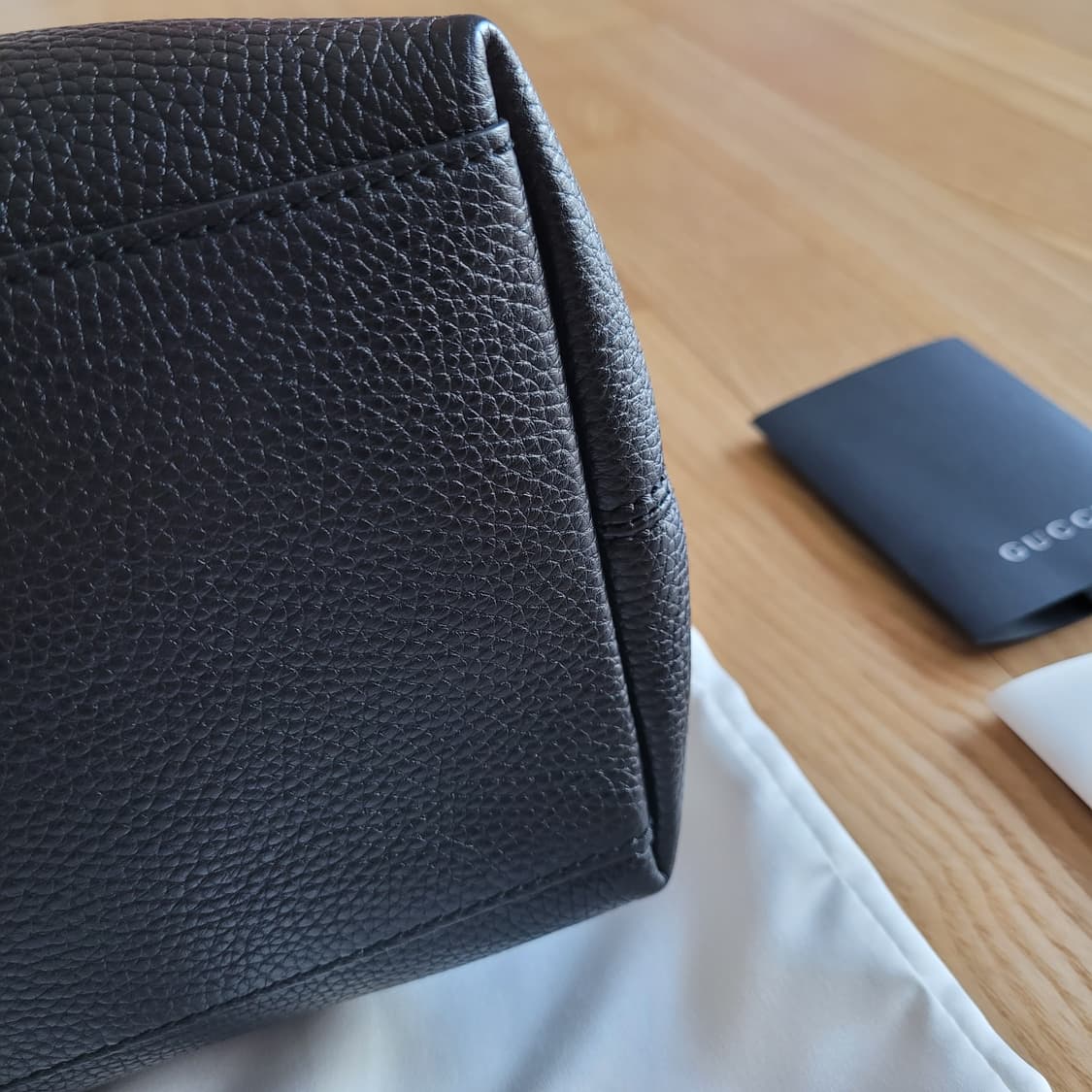 구찌 소호 레더 체인백 블랙 색상 상품이미지4