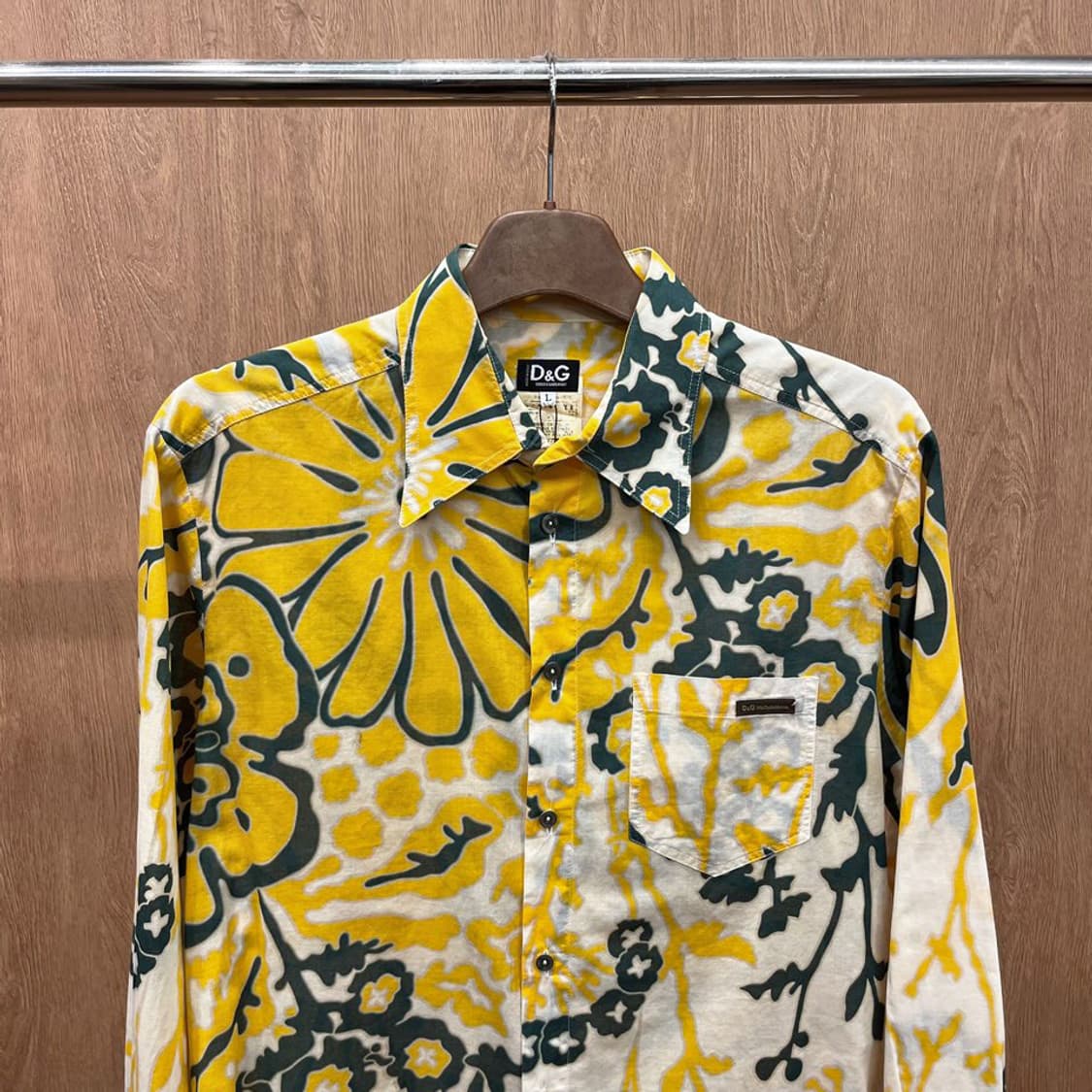 돌체앤가바나 코튼 셔츠 플라워 패턴 싱글 포켓 로고 자수 디테일 베이지 상품이미지4