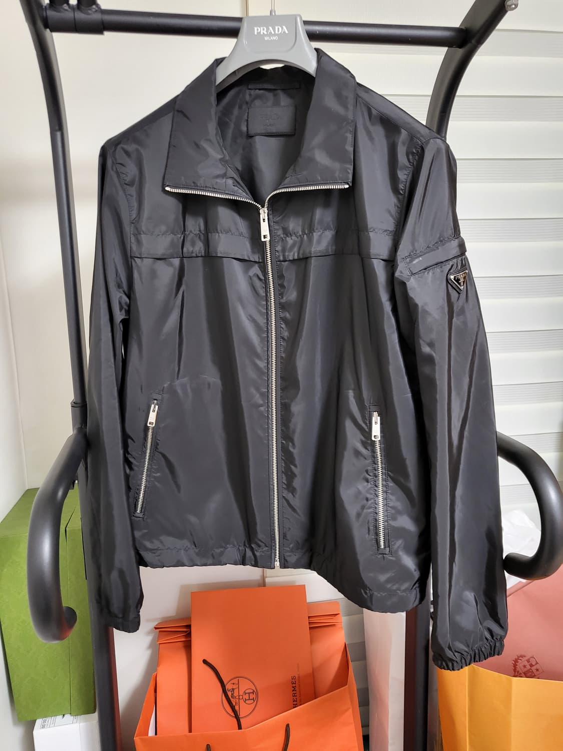 22SS 프라다 삼각로고 바람막이 자켓 50 블랙 상품이미지3