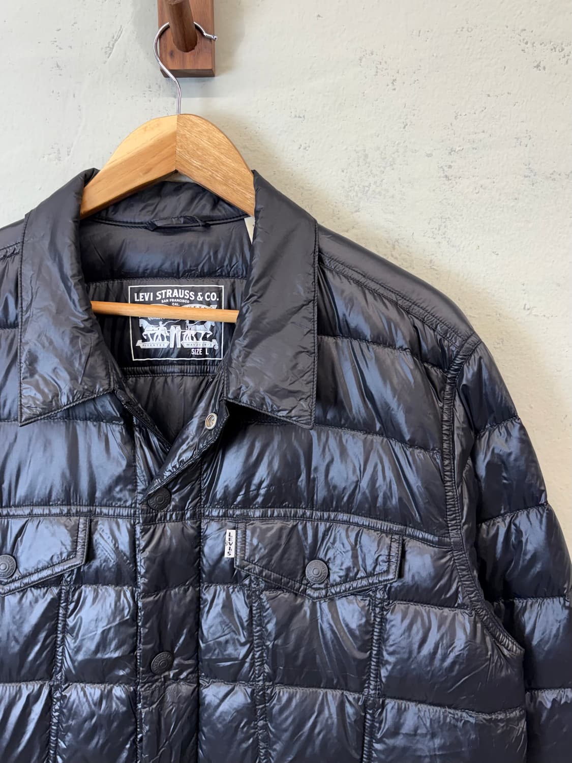 리바이스 구스다운 글로시 퀼팅 트러커자켓 블랙 상품이미지2