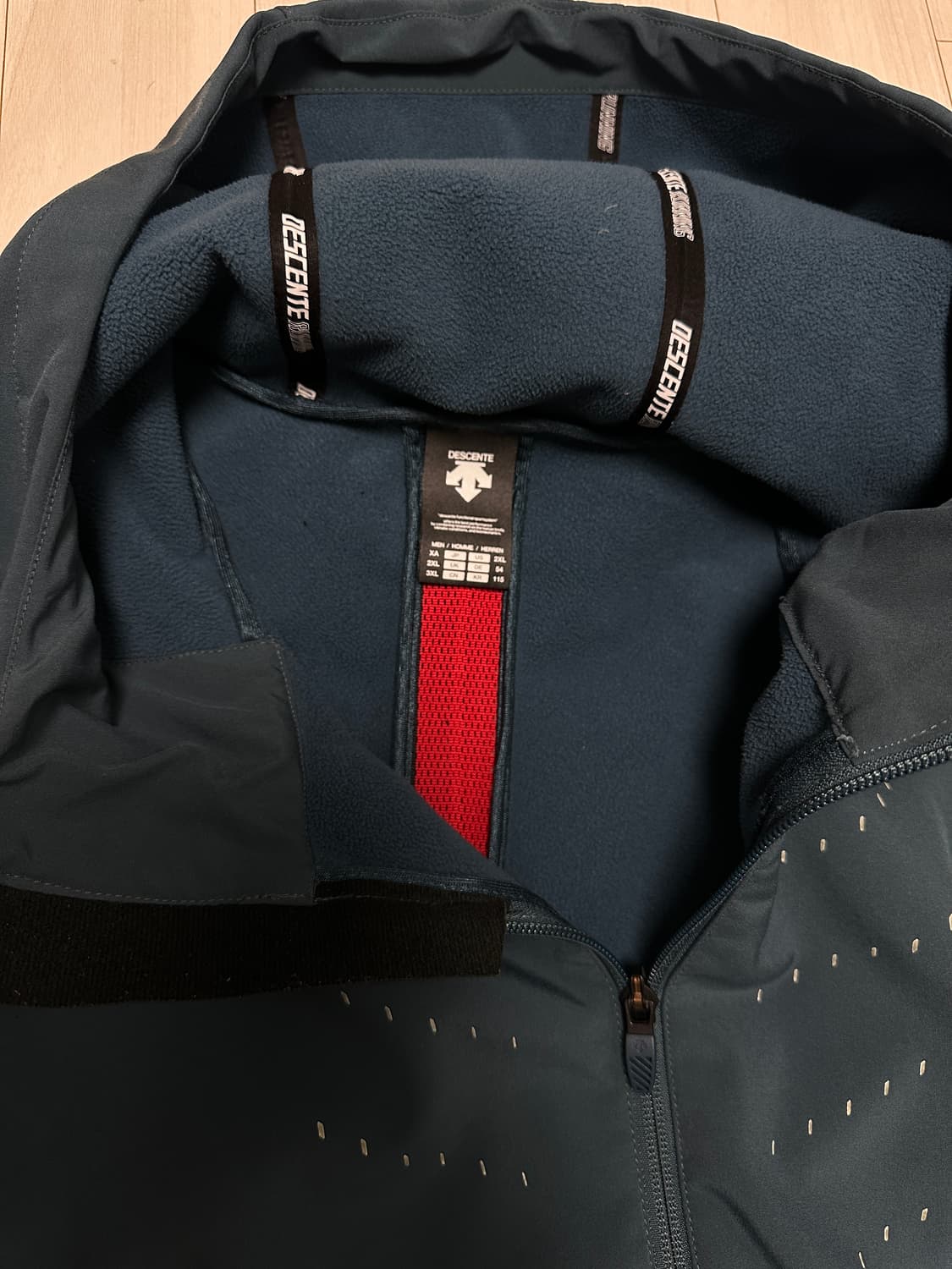 데상트 러닝 집업 후드 기능성 스포츠 자켓 팝니다!  상품이미지4