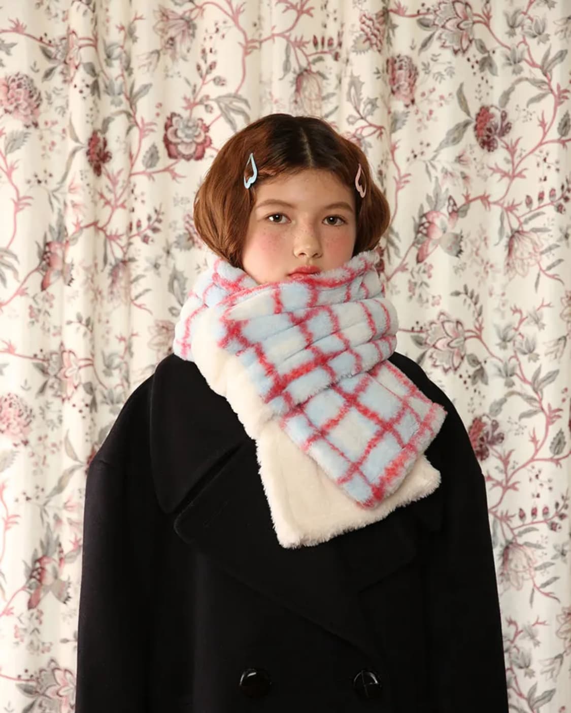 클럿스튜디오 1 3 페이크퍼 투 톤 머플러 화이트 상품이미지2