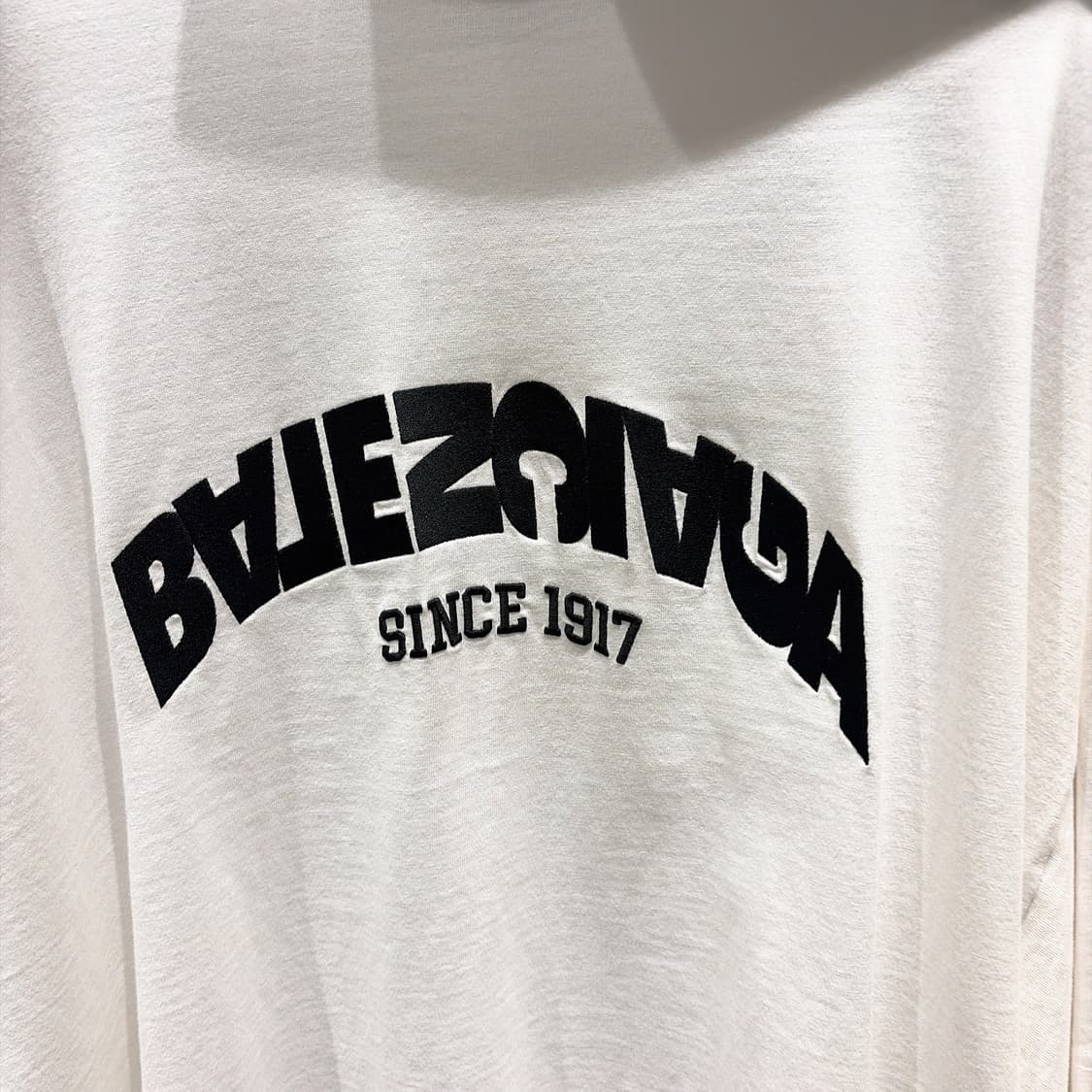 (정품/새상품) 발렌시아가 공용 화이트 백플립 로고 오버사이즈 티셔츠 상품이미지2