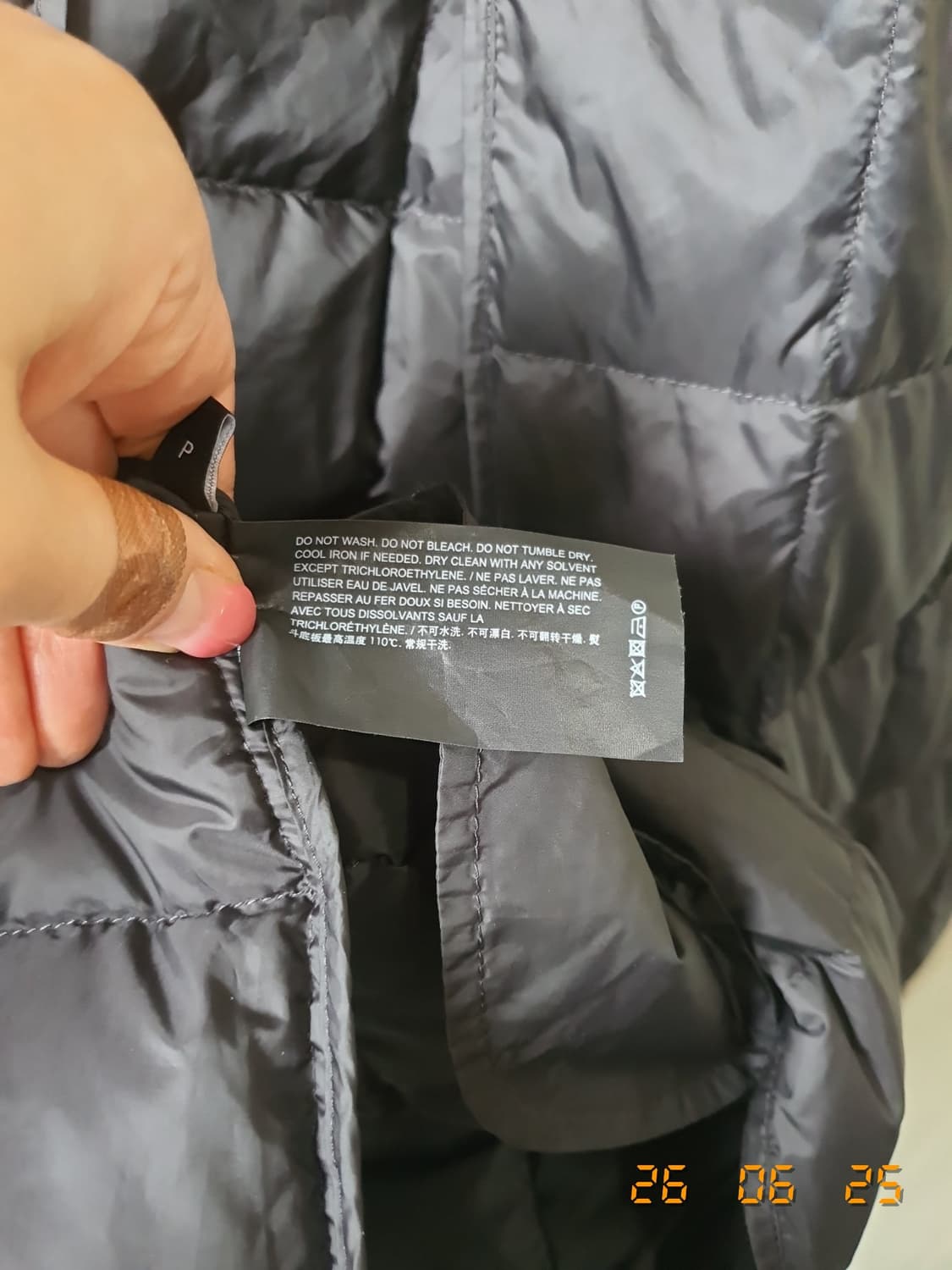 띠어리 정품 퀼팅 패딩 S 블랙(목에 패딩 목도리 탈부착 가능) 상품이미지9
