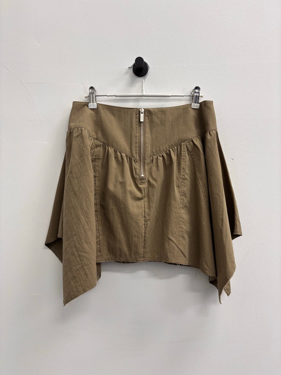 세릭(CERRIC) 어시메트릭 인시전 스커트 카키  상품이미지4