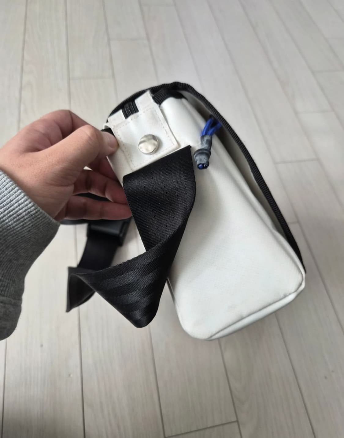 아더에러 트레이스 애드모어 크로스백 화이트 상품이미지6