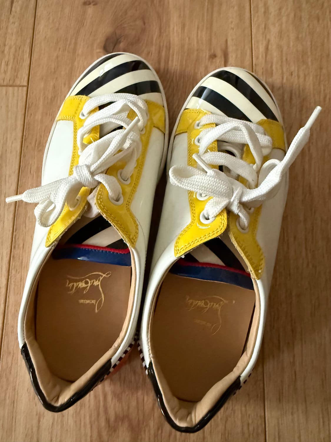 크리스찬 루부탱 멀티 컬러 스트라이프 에나멜 스니커즈 상품이미지3