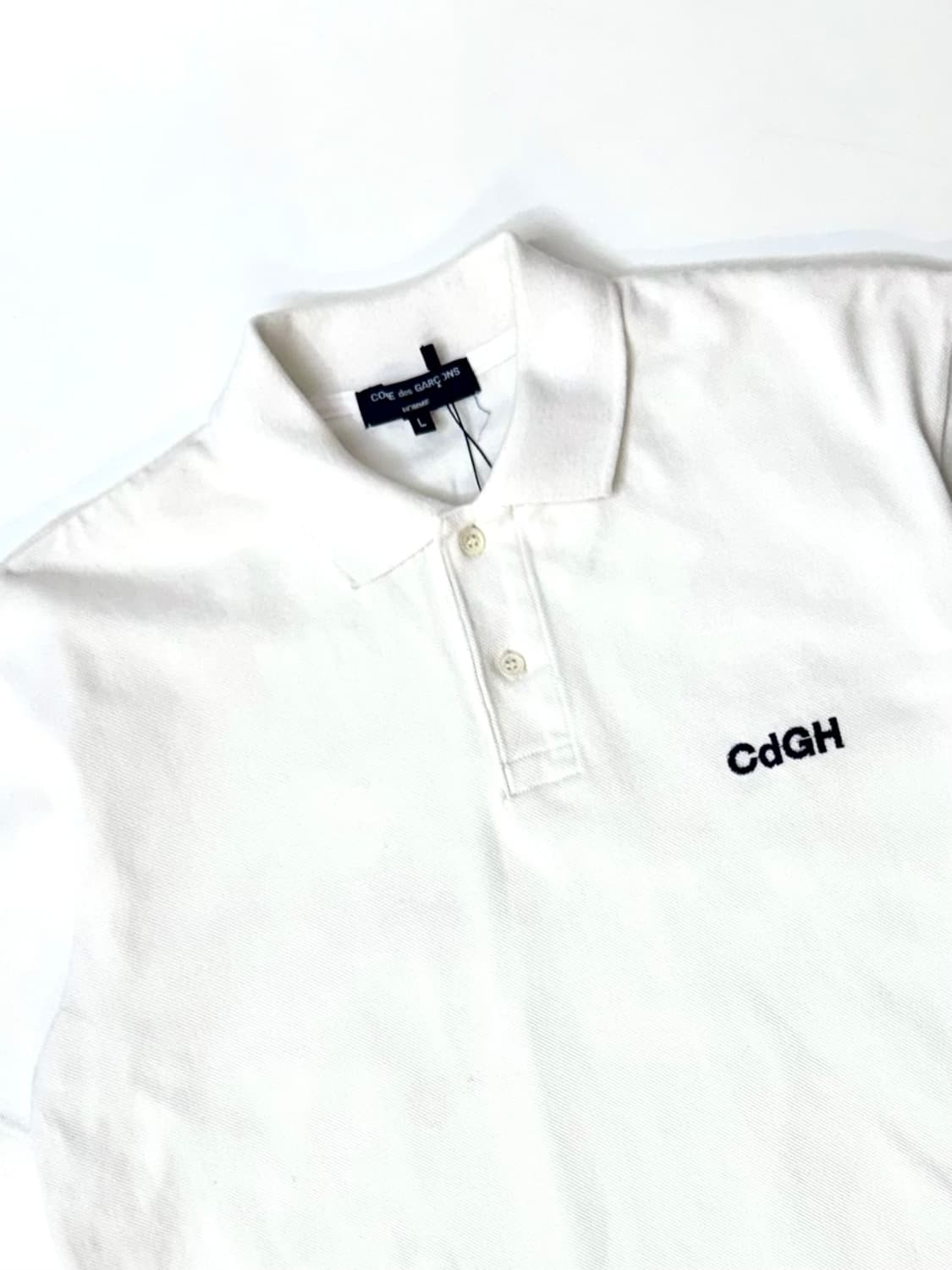 Comme des Garcons 꼼데가르송 화이트컬러 자수 로고 반팔티 상품이미지1