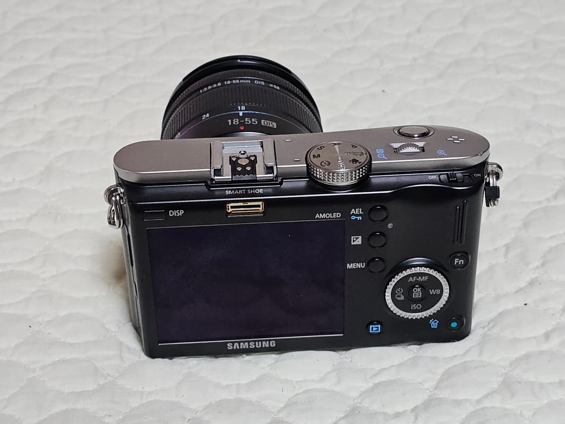 삼성 NX100 미러리스 카메라와 18-55mm 렌즈 상품이미지5