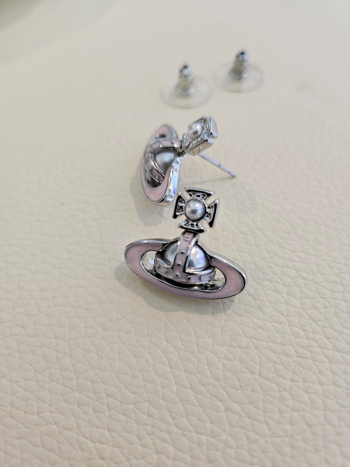 비비안웨스트우드 업사이클링 스왈진주 연핑크 귀걸이 상품이미지3