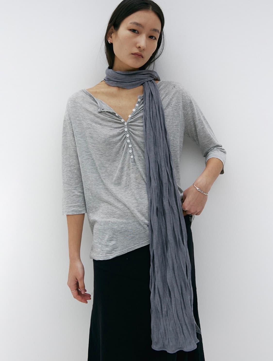 Hwae 화애 SHIRRING HENLEY-NECK TOP grey   상품이미지1