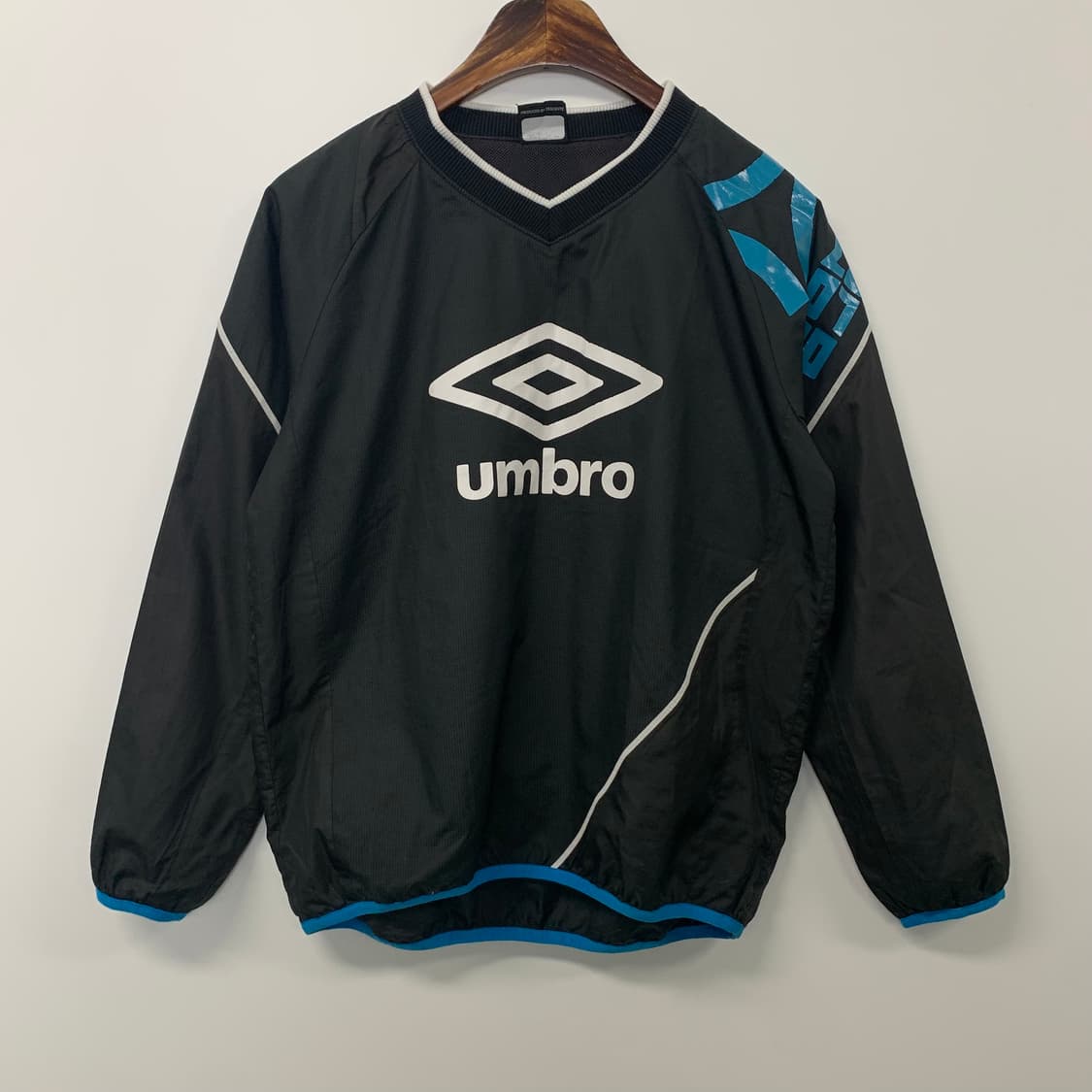 엄브로 빅로고 트레이닝 웜업 상품이미지2