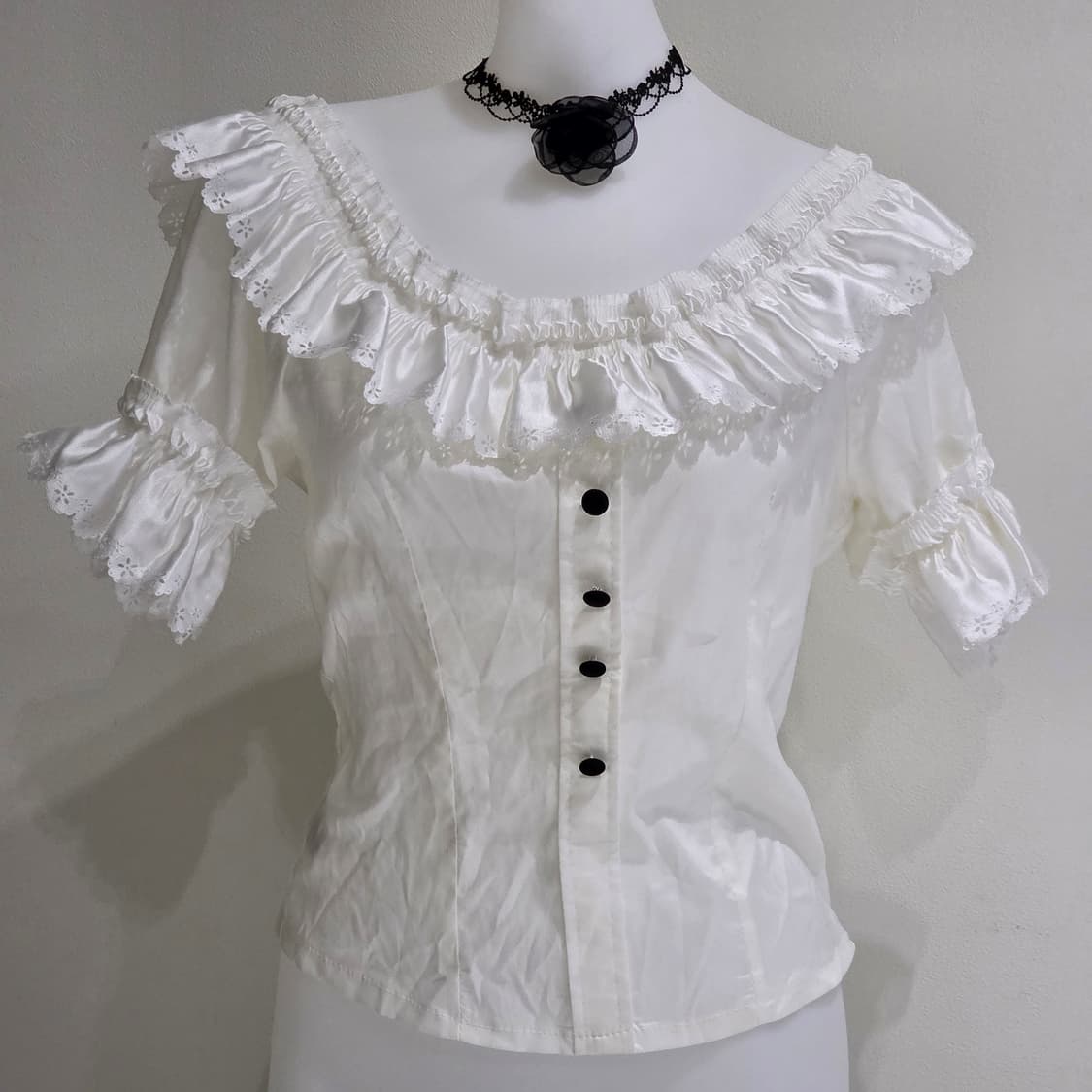 유럽풍 빈티지)공겜여주 화이트 프릴 퍼프소매오프숄더고딕새틴로맨틱블라우스 상품이미지1