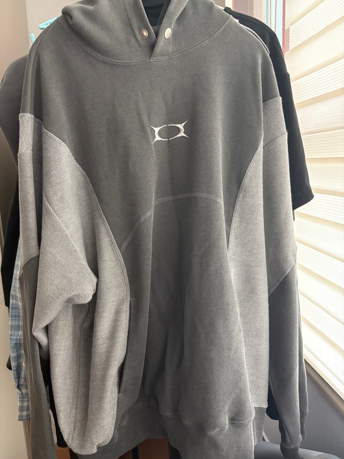 크리틱 후드티 상품이미지1