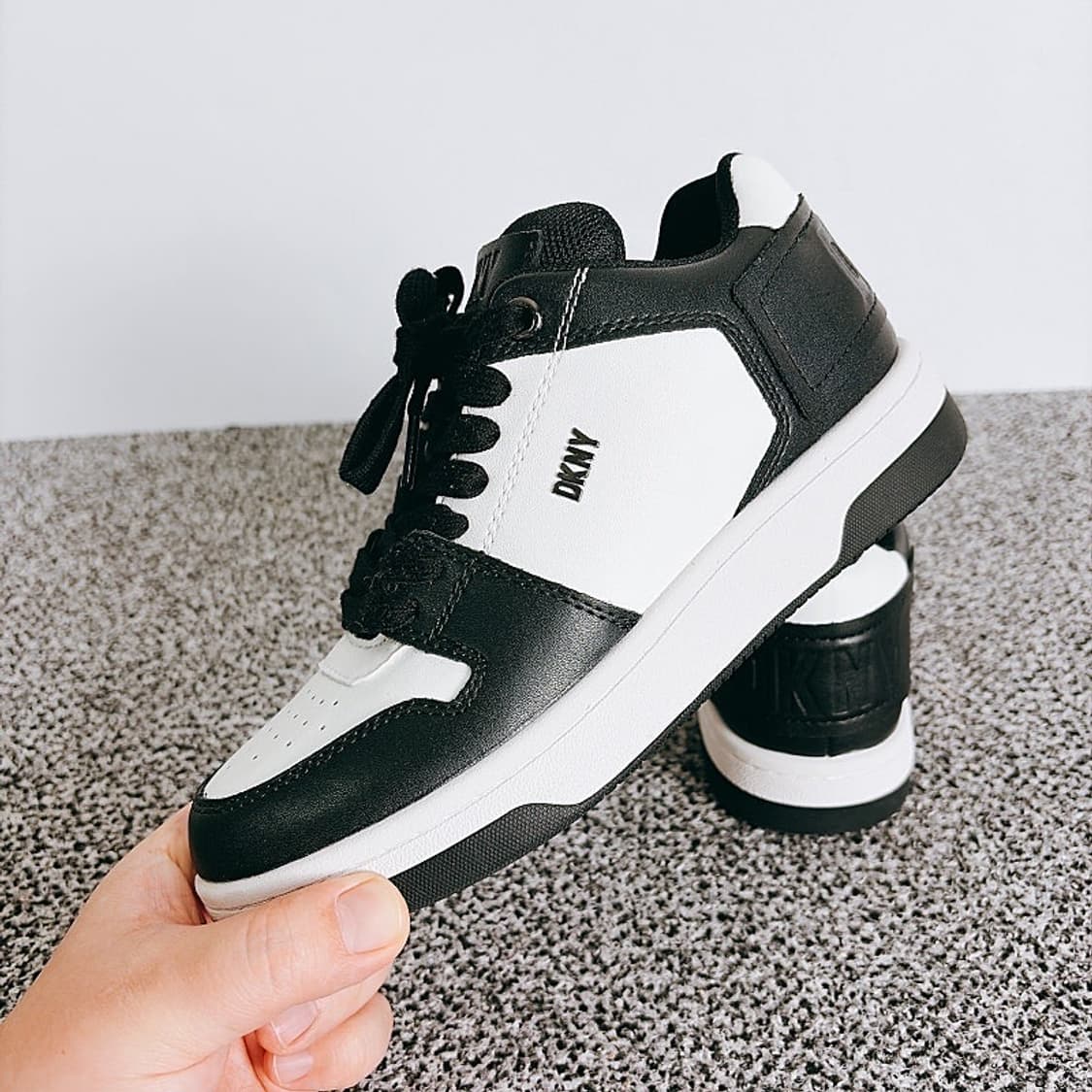 (정품/새상품) DKNY 공용 화이트 블랙 범고래 스니커즈 상품이미지6
