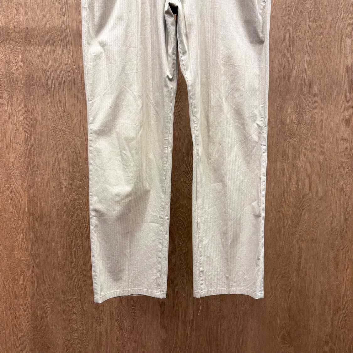 버버리 런던 코튼 스트레이트 팬츠 각인 버튼 레더 패치 디테일 베이지 상품이미지5