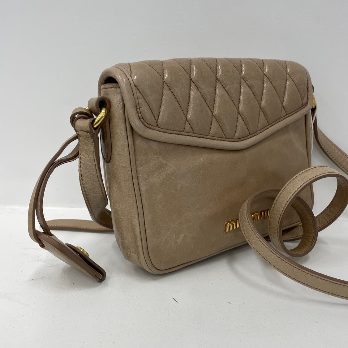 미우미우 퀼팅 비텔로 레더 베이지 클랩 스몰 크로스백 상품이미지6
