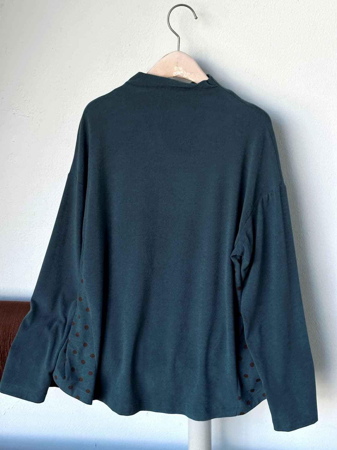Stretched fabric panel design mock neck  상품이미지4