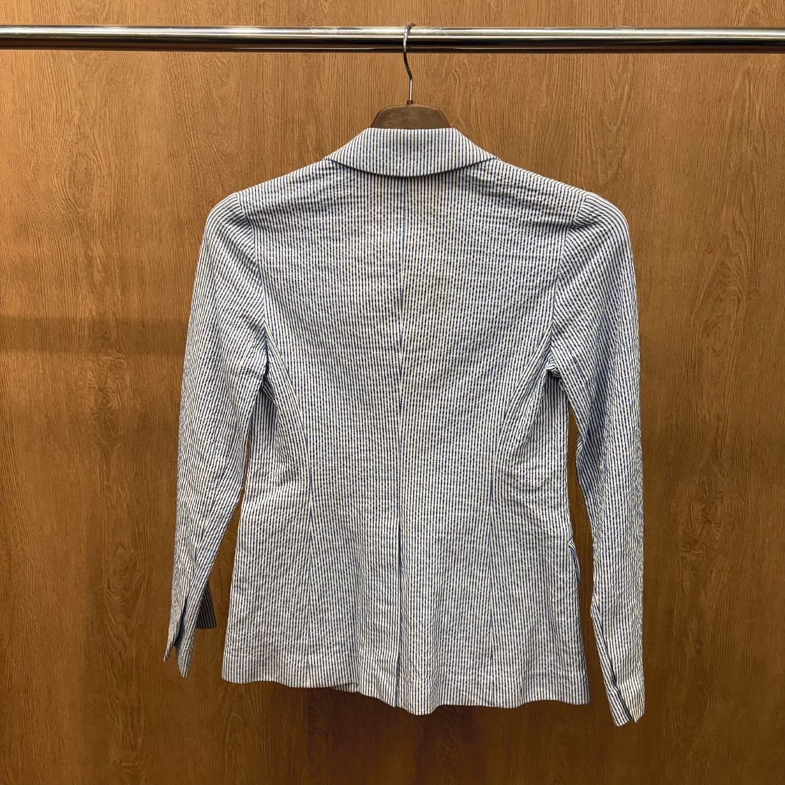 띠어리 코튼 스트레치 테일러드 자켓 블루 스트라이프 패턴 디테일 화이트 상품이미지3